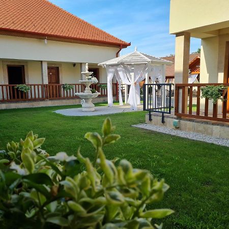 Bed and Breakfast Toroes Panzio Szabolcs Esterno foto