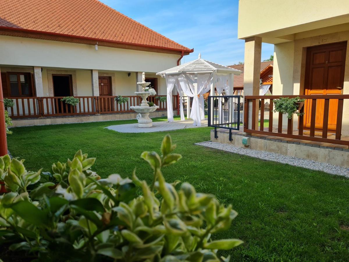 Bed and Breakfast Toroes Panzio Szabolcs Esterno foto